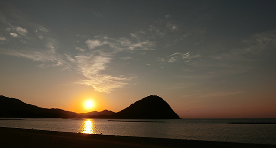 菊ヶ浜と指月山